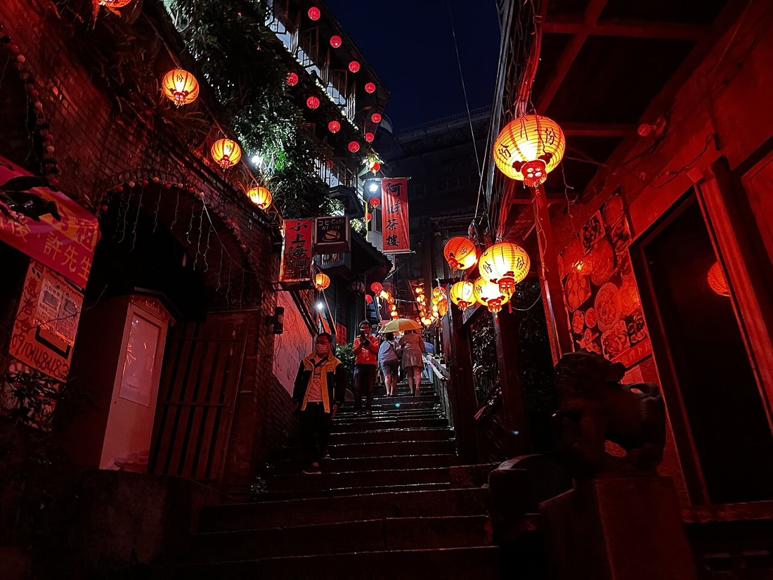 九份老街夜晚的紅燈籠石階